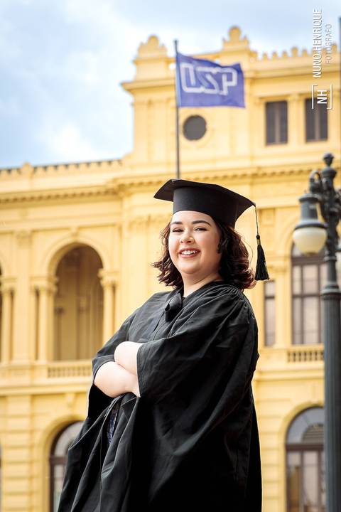 Ensaio feminino de formatura realizado no Parque da Independência com Mariana Martins, formada em Pedagogia pela USP. Fotos com beca e ensaio casual no Museu do Ipiranga.'
