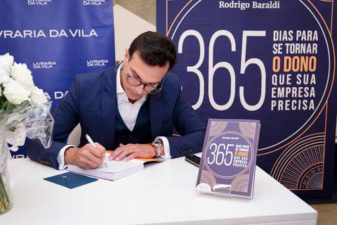 Sessão de autógrafos de Rodrigo Baraldi no lançamento do livro da Buzz Editora em São Paulo'