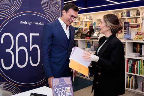 Sessão de autógrafos de Rodrigo Baraldi no lançamento do livro da Buzz Editora em São Paulo'
