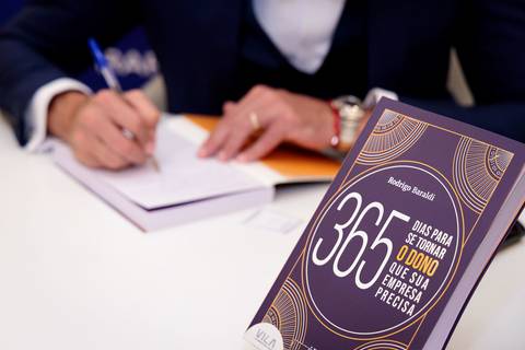 Sessão de autógrafos de Rodrigo Baraldi no lançamento do livro da Buzz Editora em São Paulo'