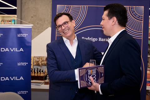 Sessão de autógrafos de Rodrigo Baraldi no lançamento do livro da Buzz Editora em São Paulo'