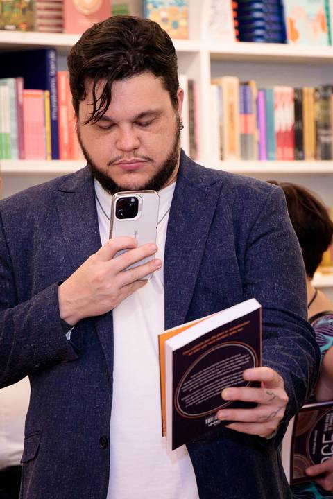 Sessão de autógrafos de Rodrigo Baraldi no lançamento do livro da Buzz Editora em São Paulo'