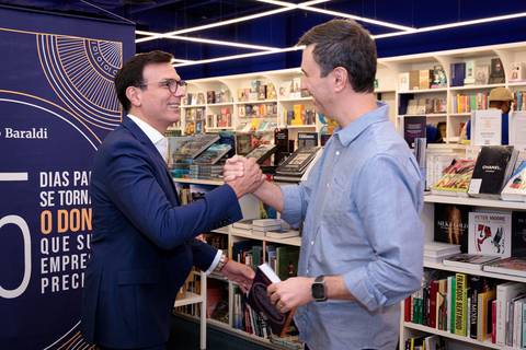 Sessão de autógrafos de Rodrigo Baraldi no lançamento do livro da Buzz Editora em São Paulo'