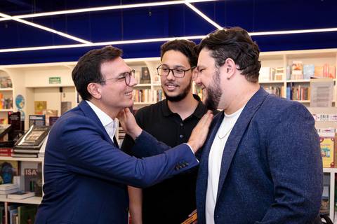 Sessão de autógrafos de Rodrigo Baraldi no lançamento do livro da Buzz Editora em São Paulo'