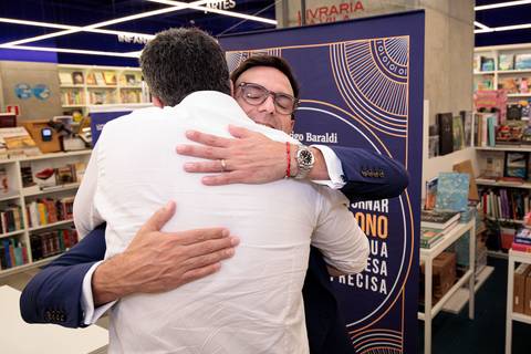 Sessão de autógrafos de Rodrigo Baraldi no lançamento do livro da Buzz Editora em São Paulo'