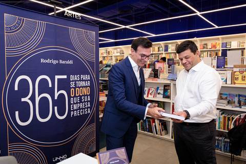 Sessão de autógrafos de Rodrigo Baraldi no lançamento do livro da Buzz Editora em São Paulo'