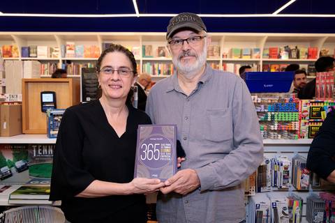 Sessão de autógrafos de Rodrigo Baraldi no lançamento do livro da Buzz Editora em São Paulo'