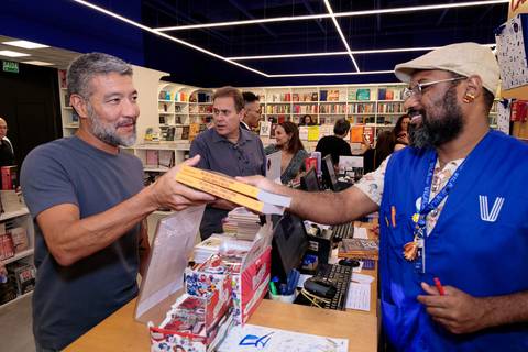 Sessão de autógrafos de Rodrigo Baraldi no lançamento do livro da Buzz Editora em São Paulo'