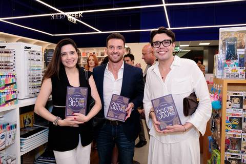 Sessão de autógrafos de Rodrigo Baraldi no lançamento do livro da Buzz Editora em São Paulo'