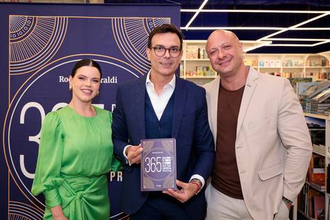 Sessão de autógrafos de Rodrigo Baraldi no lançamento do livro da Buzz Editora em São Paulo'