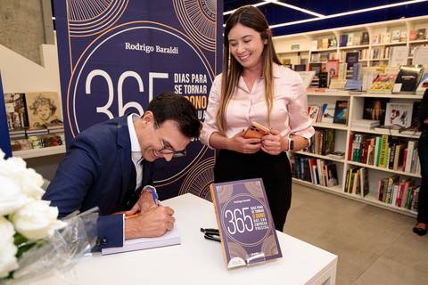 Sessão de autógrafos de Rodrigo Baraldi no lançamento do livro da Buzz Editora em São Paulo'