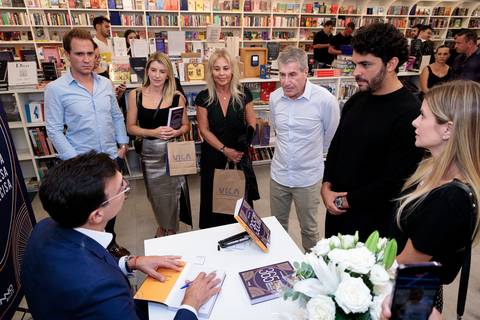 Sessão de autógrafos de Rodrigo Baraldi no lançamento do livro da Buzz Editora em São Paulo'