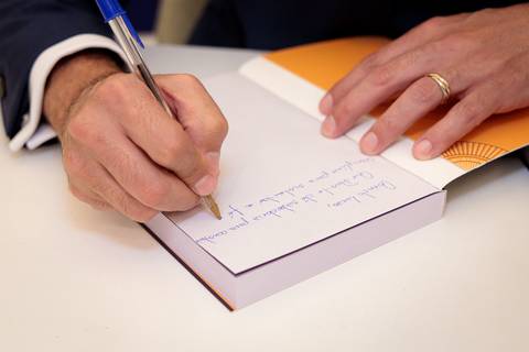 Sessão de autógrafos de Rodrigo Baraldi no lançamento do livro da Buzz Editora em São Paulo'