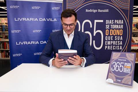 Sessão de autógrafos de Rodrigo Baraldi no lançamento do livro da Buzz Editora em São Paulo'