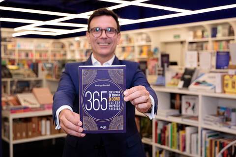 Sessão de autógrafos de Rodrigo Baraldi no lançamento do livro da Buzz Editora em São Paulo'