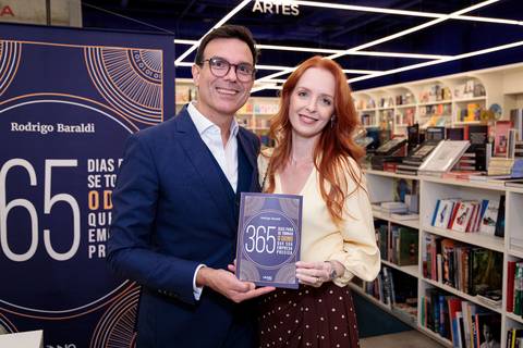 Sessão de autógrafos de Rodrigo Baraldi no lançamento do livro da Buzz Editora em São Paulo'