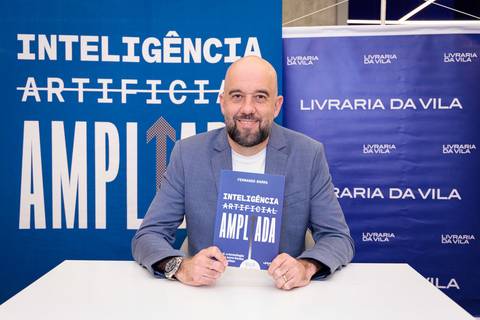 Fernando Barra durante noite de autógrafos do livro Inteligência Artificial Ampliada na Livraria da Vila JK Iguatemi em São Paulo'