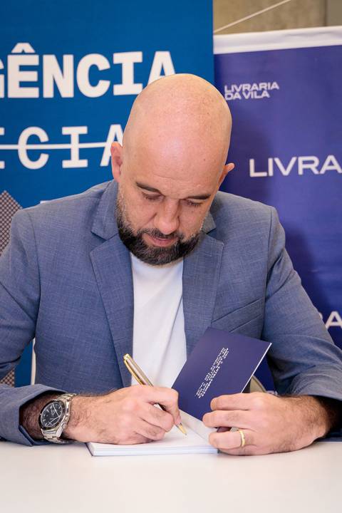 Fernando Barra durante noite de autógrafos do livro Inteligência Artificial Ampliada na Livraria da Vila JK Iguatemi em São Paulo'