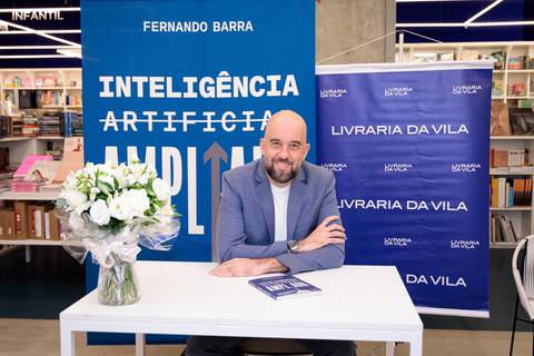 Fernando Barra durante noite de autógrafos do livro Inteligência Artificial Ampliada na Livraria da Vila JK Iguatemi em São Paulo'