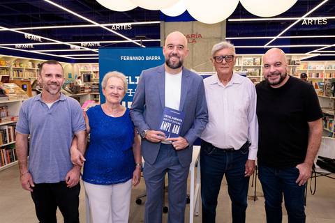 Fernando Barra durante noite de autógrafos do livro Inteligência Artificial Ampliada na Livraria da Vila JK Iguatemi em São Paulo'