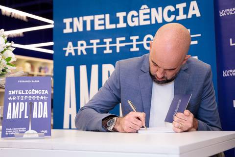 Fernando Barra durante noite de autógrafos do livro Inteligência Artificial Ampliada na Livraria da Vila JK Iguatemi em São Paulo'