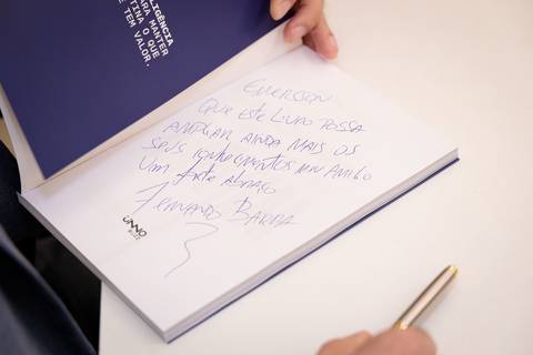 Fernando Barra durante noite de autógrafos do livro Inteligência Artificial Ampliada na Livraria da Vila JK Iguatemi em São Paulo'