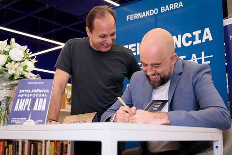 Fernando Barra durante noite de autógrafos do livro Inteligência Artificial Ampliada na Livraria da Vila JK Iguatemi em São Paulo'