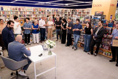 Fernando Barra durante noite de autógrafos do livro Inteligência Artificial Ampliada na Livraria da Vila JK Iguatemi em São Paulo'