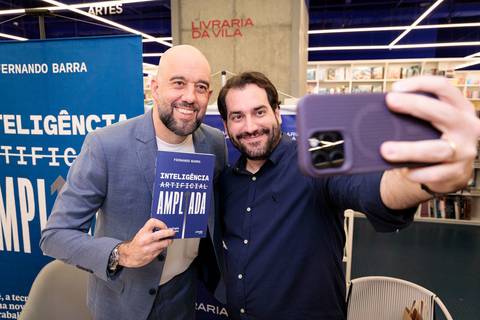 Fernando Barra durante noite de autógrafos do livro Inteligência Artificial Ampliada na Livraria da Vila JK Iguatemi em São Paulo'