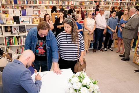 Fernando Barra durante noite de autógrafos do livro Inteligência Artificial Ampliada na Livraria da Vila JK Iguatemi em São Paulo'