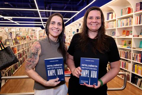 Fernando Barra durante noite de autógrafos do livro Inteligência Artificial Ampliada na Livraria da Vila JK Iguatemi em São Paulo'