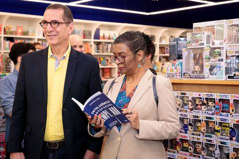 Fernando Barra durante noite de autógrafos do livro Inteligência Artificial Ampliada na Livraria da Vila JK Iguatemi em São Paulo'