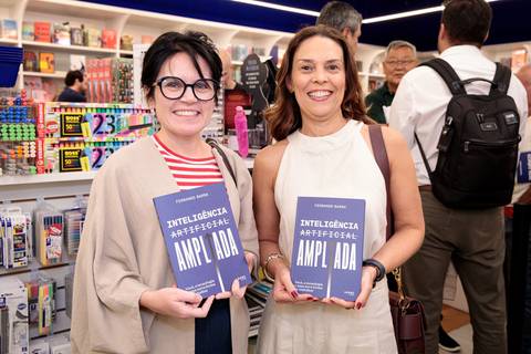 Fernando Barra durante noite de autógrafos do livro Inteligência Artificial Ampliada na Livraria da Vila JK Iguatemi em São Paulo'