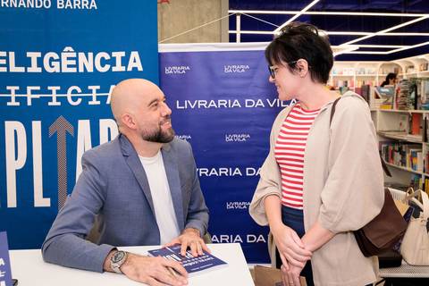 Fernando Barra durante noite de autógrafos do livro Inteligência Artificial Ampliada na Livraria da Vila JK Iguatemi em São Paulo'