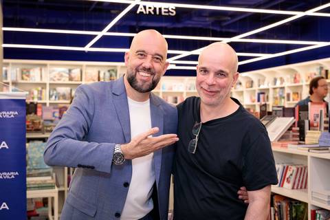 Fernando Barra durante noite de autógrafos do livro Inteligência Artificial Ampliada na Livraria da Vila JK Iguatemi em São Paulo'
