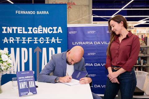 Fernando Barra durante noite de autógrafos do livro Inteligência Artificial Ampliada na Livraria da Vila JK Iguatemi em São Paulo'
