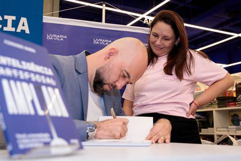 Fernando Barra durante noite de autógrafos do livro Inteligência Artificial Ampliada na Livraria da Vila JK Iguatemi em São Paulo'