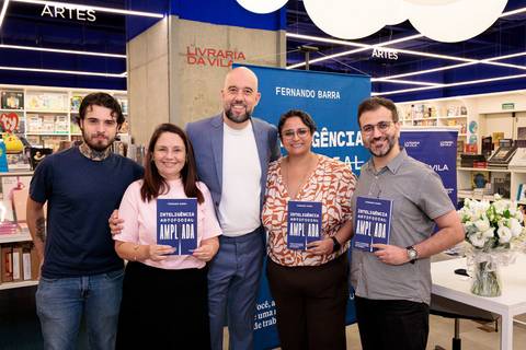 Fernando Barra durante noite de autógrafos do livro Inteligência Artificial Ampliada na Livraria da Vila JK Iguatemi em São Paulo'