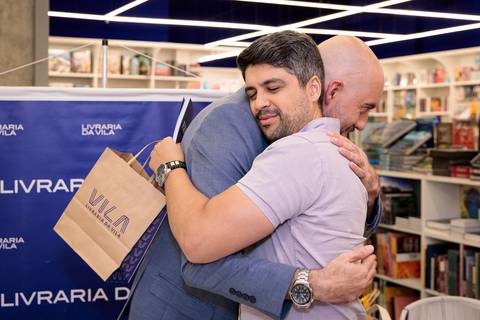 Fernando Barra durante noite de autógrafos do livro Inteligência Artificial Ampliada na Livraria da Vila JK Iguatemi em São Paulo'