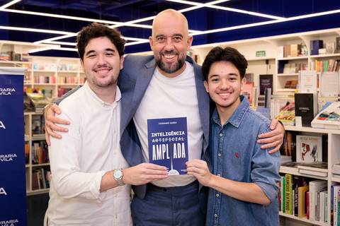 Fernando Barra durante noite de autógrafos do livro Inteligência Artificial Ampliada na Livraria da Vila JK Iguatemi em São Paulo'