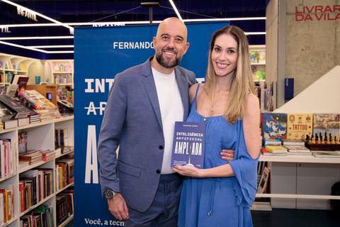 Fernando Barra durante noite de autógrafos do livro Inteligência Artificial Ampliada na Livraria da Vila JK Iguatemi em São Paulo'