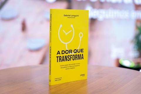 Autores e convidados reunidos no evento de lançamento do livro da Buzz Editora'