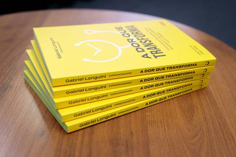 Autores e convidados reunidos no evento de lançamento do livro da Buzz Editora'