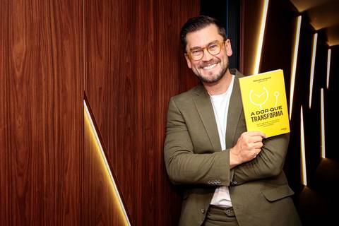 Autores e convidados reunidos no evento de lançamento do livro da Buzz Editora'