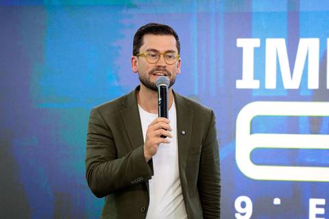 Autores e convidados reunidos no evento de lançamento do livro da Buzz Editora'