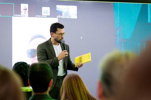 Autores e convidados reunidos no evento de lançamento do livro da Buzz Editora'