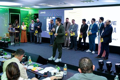 Autores e convidados reunidos no evento de lançamento do livro da Buzz Editora'