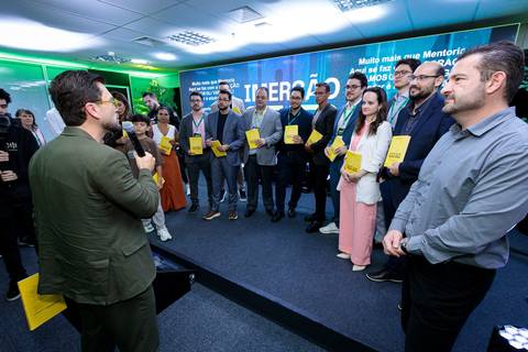 Autores e convidados reunidos no evento de lançamento do livro da Buzz Editora'