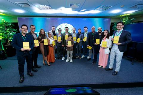 Autores e convidados reunidos no evento de lançamento do livro da Buzz Editora'