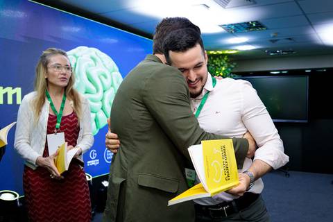 Autores e convidados reunidos no evento de lançamento do livro da Buzz Editora'